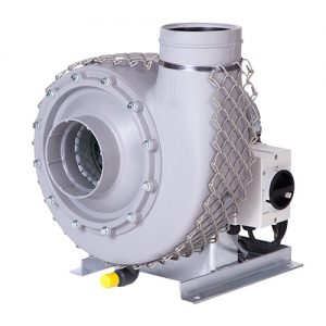 Ventilateur ATEX industriel gris avec boîtier linéaire et protection métallique, posé sur une desserte métallique.