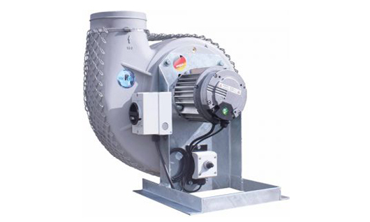 Ventilateur centrifuge avec moteur et carter métallique monté sur socle, vue de côté.